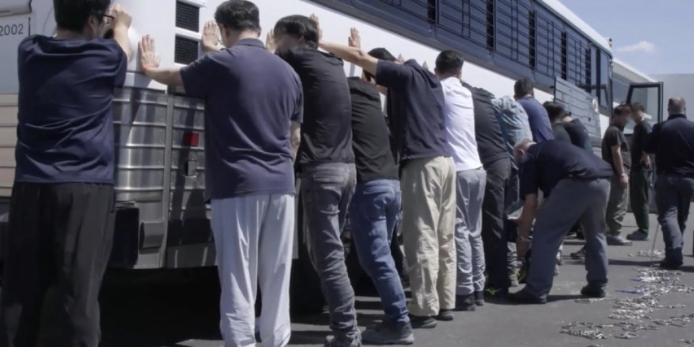 미국 구치소에서 돌아온 한국인들, “쇠사슬과 족쇄까지 채웠다”